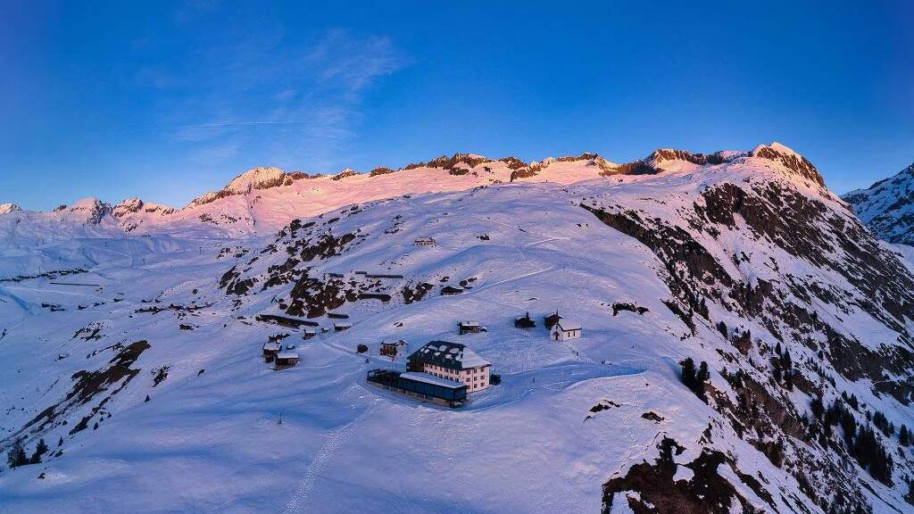 Verschneites Berghaus bei Sonnenuntergang, Wallis - Foto von Daniel R.