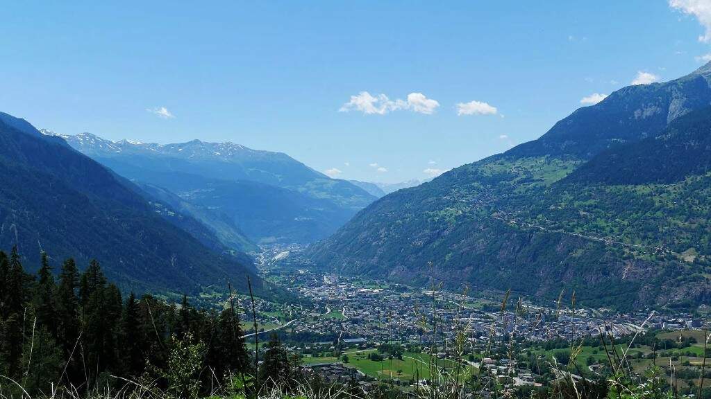 Tal mit Bergen im Hintergrund, Wallis - Foto von Etienne Dayer