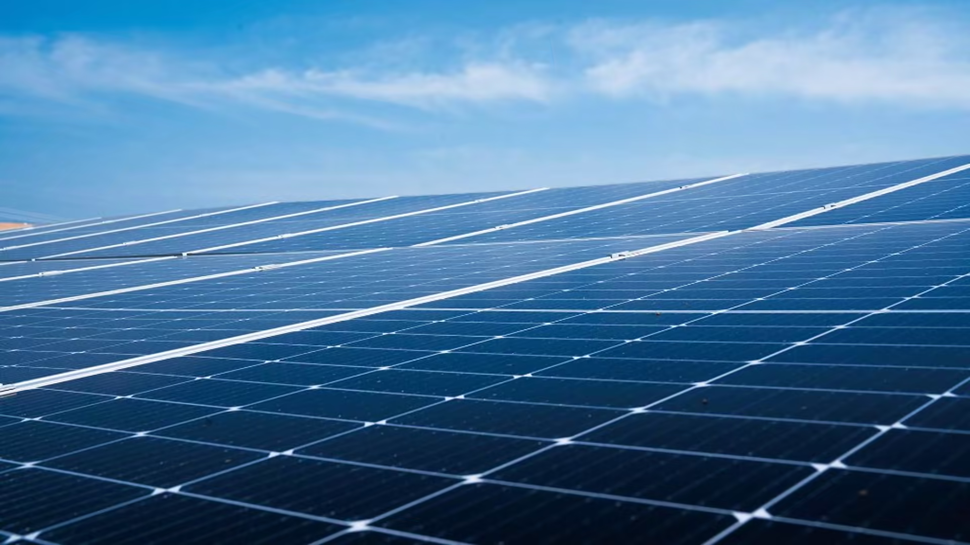 Panneaux solaires sous un ciel dégagé - Photo par Soren H