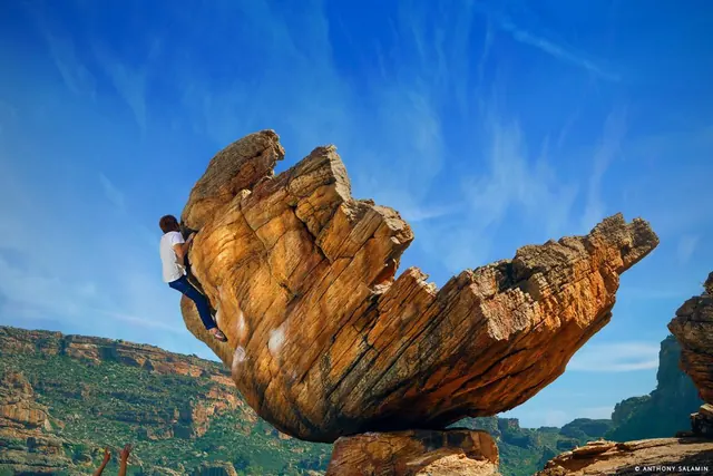 Kletterer in Hatchling (8a) unter blauem Himmel, Rocklands, Südafrika