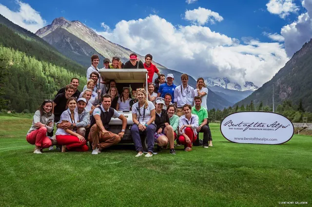 Teamfoto des Matterhorn Eagle Cup 2013 vor Bergkulisse