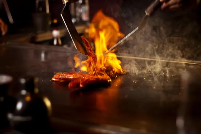 Flambieren auf einem Teppanyaki-Grill, gefilmt bei einem Sub-Graviti-Dreh, 2012