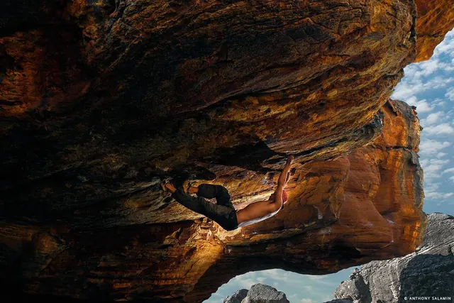 Payton Laurie in The Stimulator (7c+), Rocklands, Südafrika