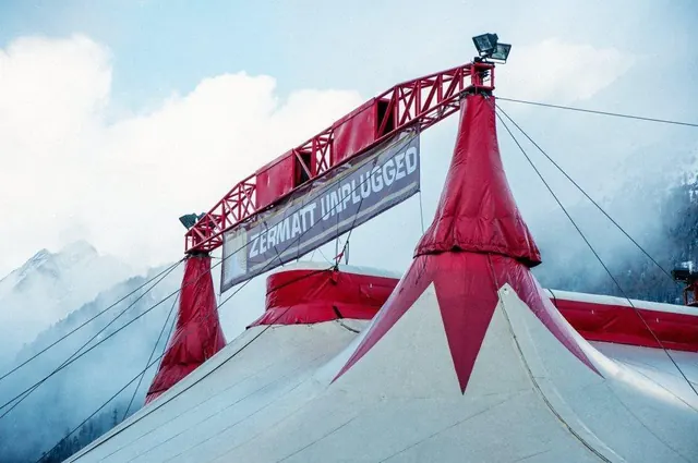 Festivalzelt des Zermatt Unplugged vor verschneiten Bergen, 2013